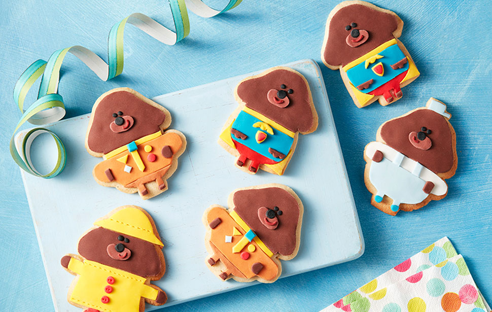 Dress up Duggee in different outfits with these paw-some biscuits.